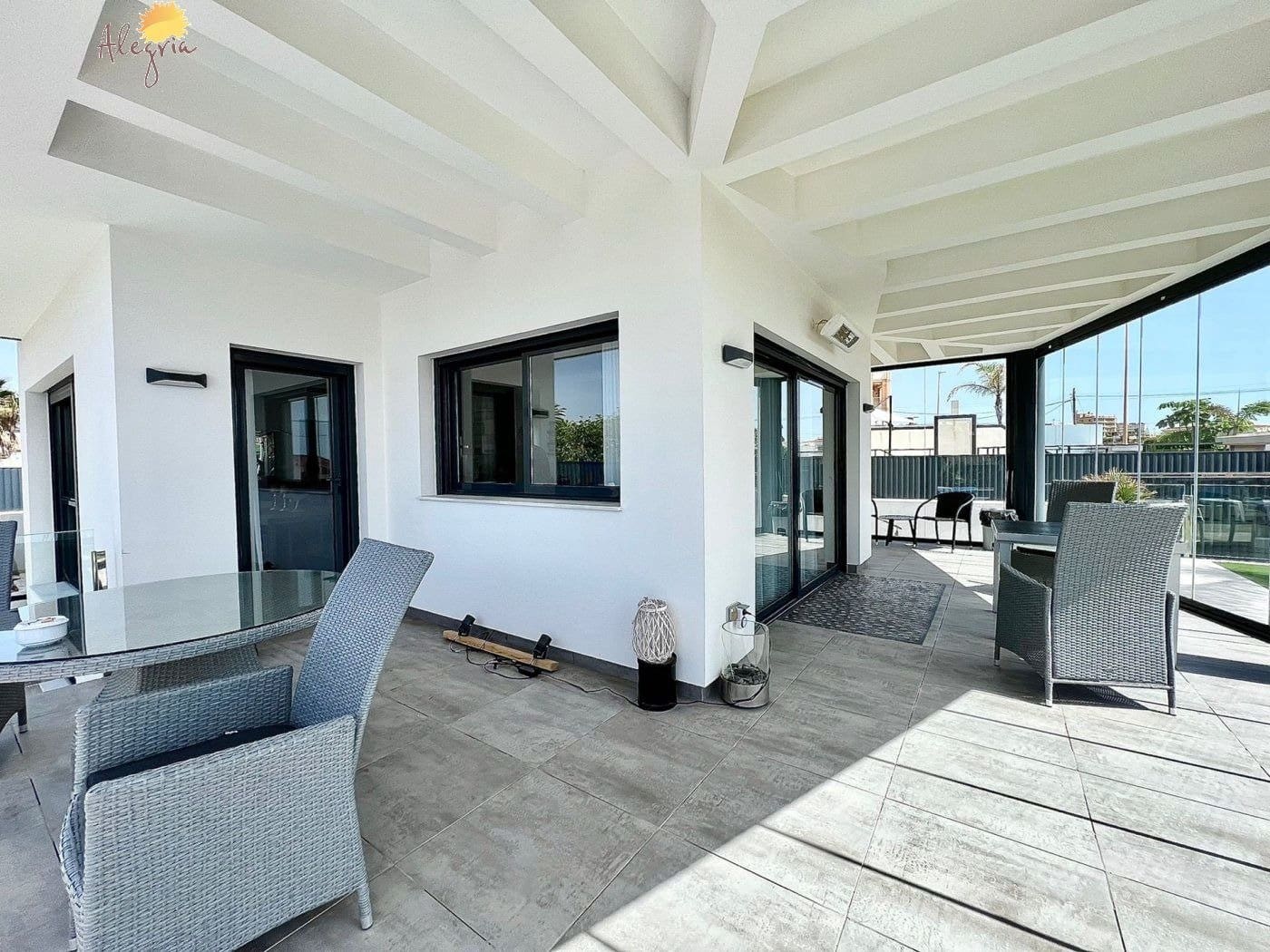 4 soverom Villa til salgs i Torrevieja med svømmebasseng garasje - € 999 900 (Ref: 7197632)