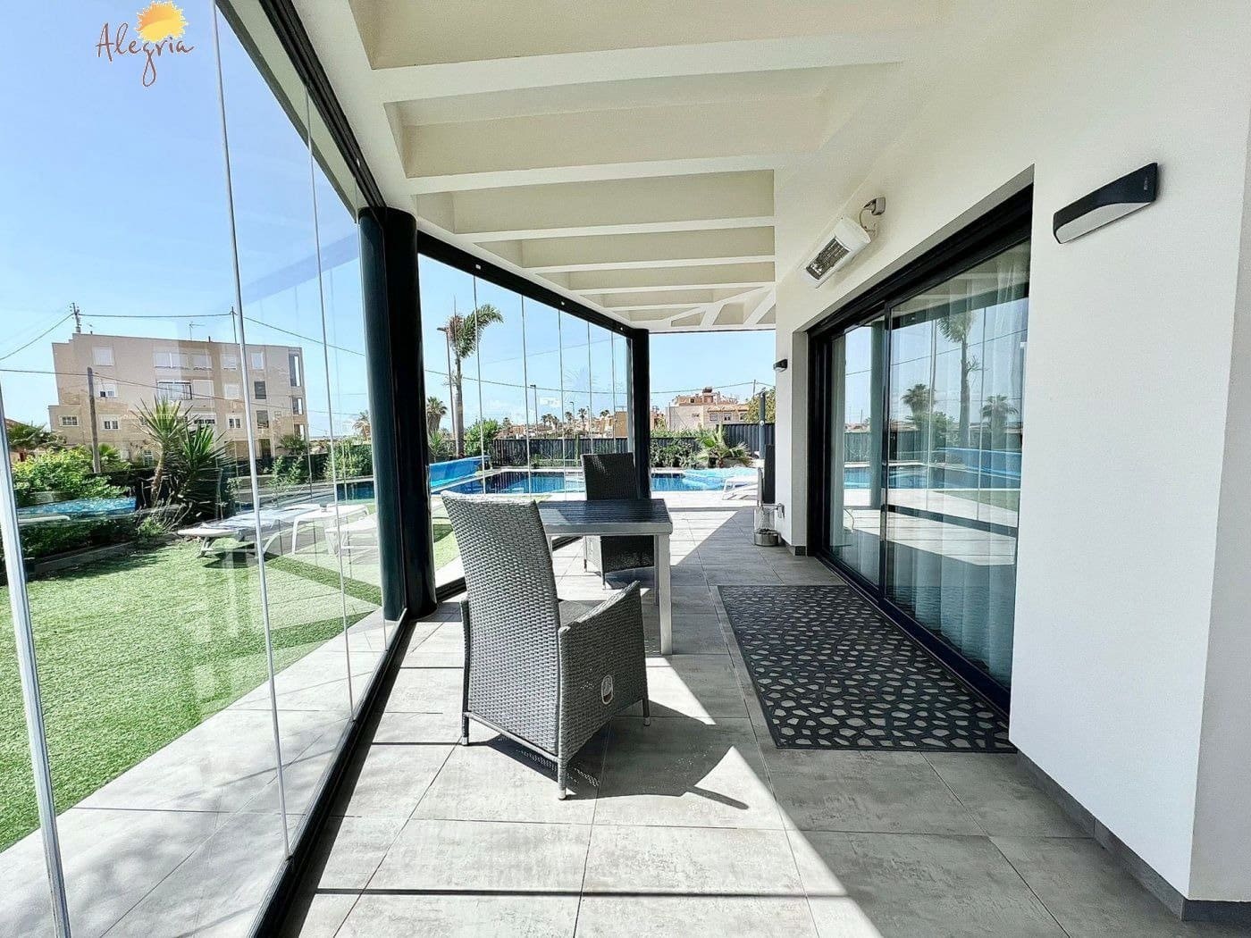 4 soverom Villa til salgs i Torrevieja med svømmebasseng garasje - € 999 900 (Ref: 7197632)