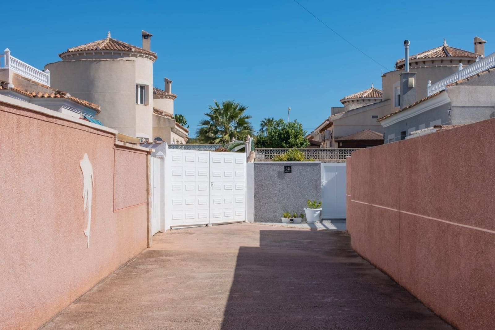 2 bedroom Villa for sale in Torrevieja with pool garage - € 348,000 (Ref: 9674298)