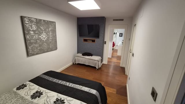 4 bedroom Apartment for sale in Centro, Torrevieja with garage - € 330,000 (Ref: 10026253)