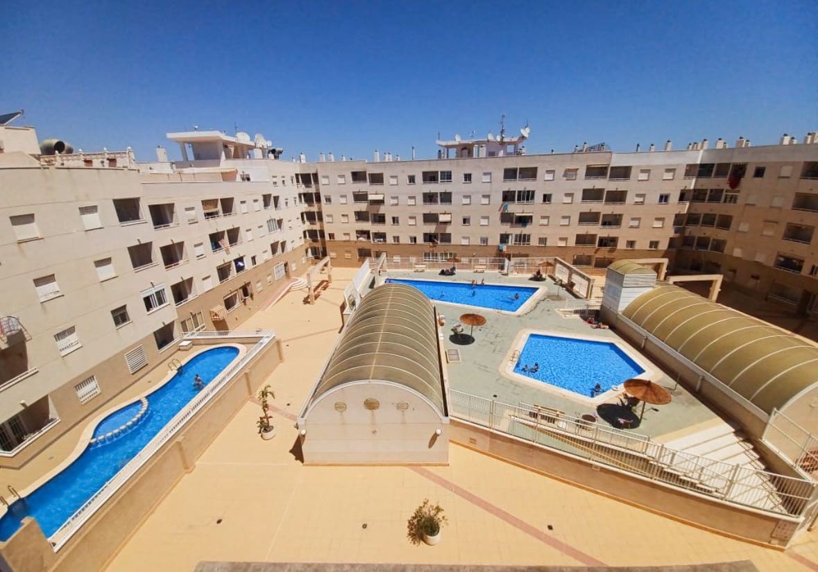 2 makuuhuone Kattohuoneisto myytävänä paikassa Torrevieja mukana uima-altaan - 159 995 € (Ref: 10043597)