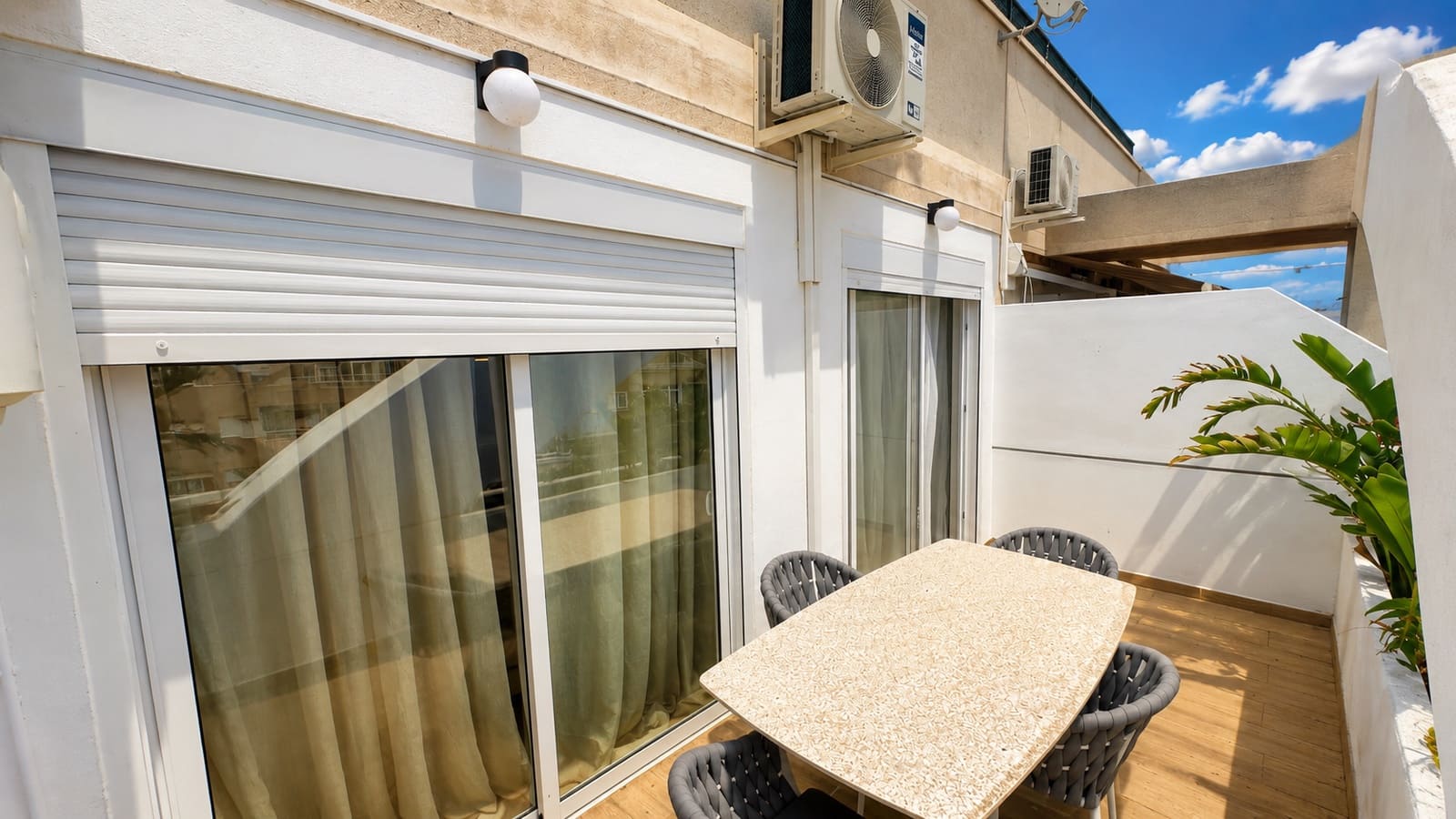2 makuuhuone Kattohuoneisto myytävänä paikassa Torrevieja mukana uima-altaan - 159 995 € (Ref: 10043597)