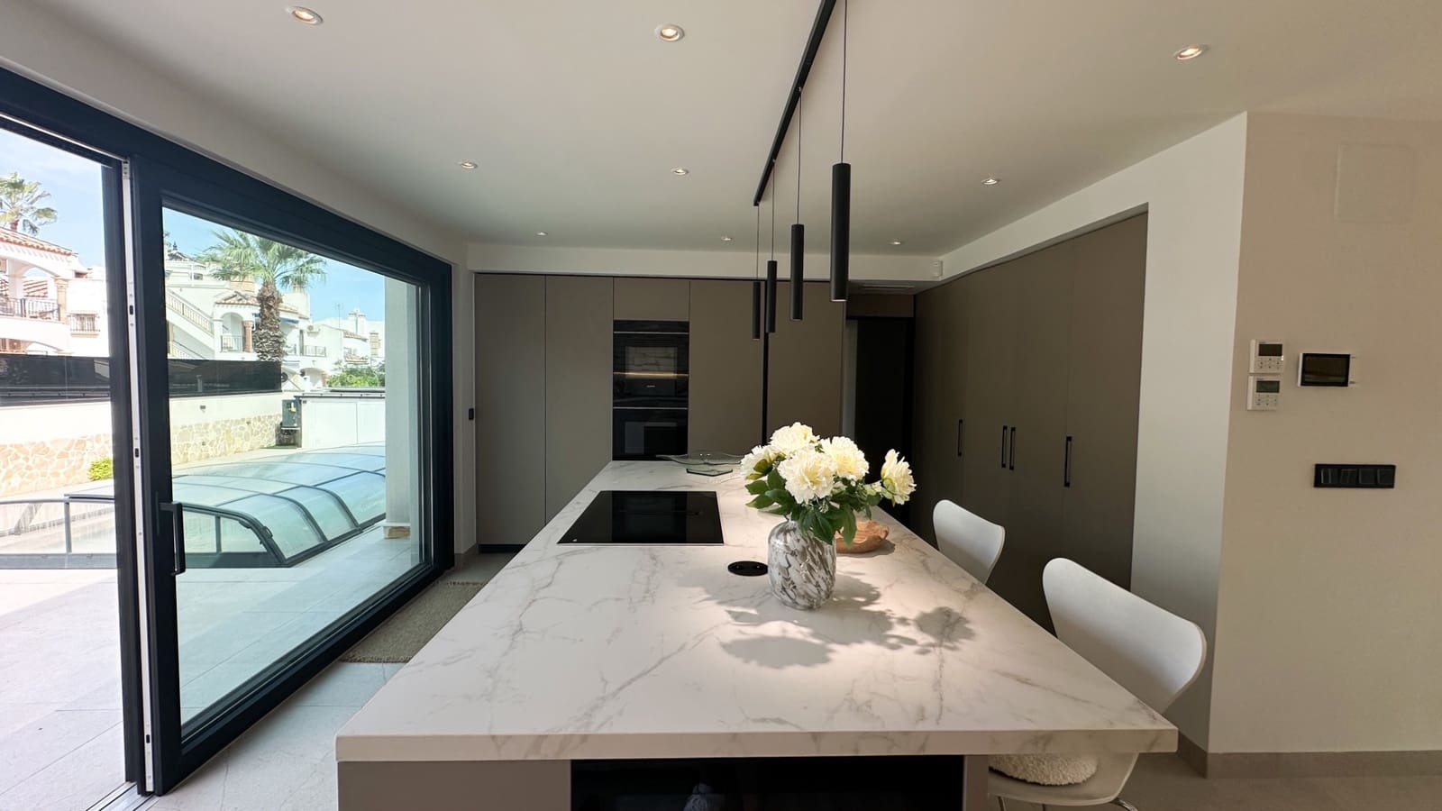3 soveværelse Villa til salg i Villamartin med swimmingpool garage - € 1.495.000 (Ref: 10175730)