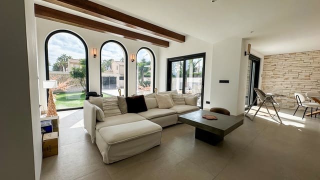 3 soveværelse Villa til salg i Villamartin, Orihuela med swimmingpool garage - € 1.495.000 (Ref: 10175730)
