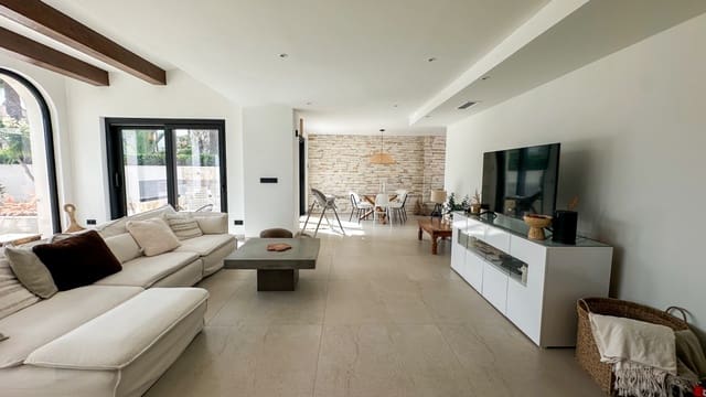 3 soveværelse Villa til salg i Villamartin, Orihuela med swimmingpool garage - € 1.495.000 (Ref: 10175730)
