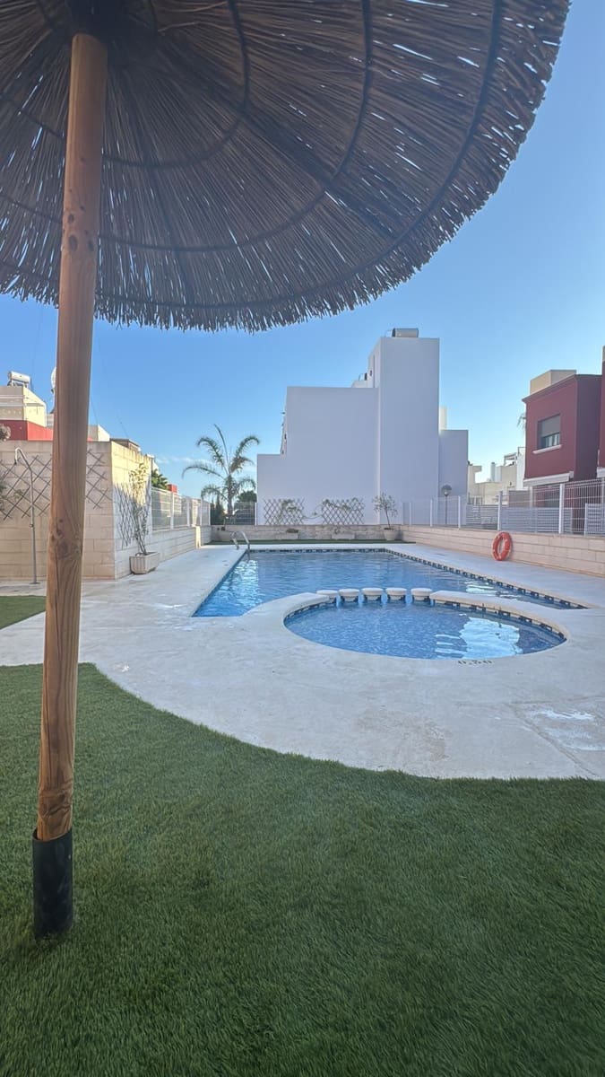 2 soveværelse Byhus til salg i Torrevieja med swimmingpool garage - € 240.000 (Ref: 9184642)