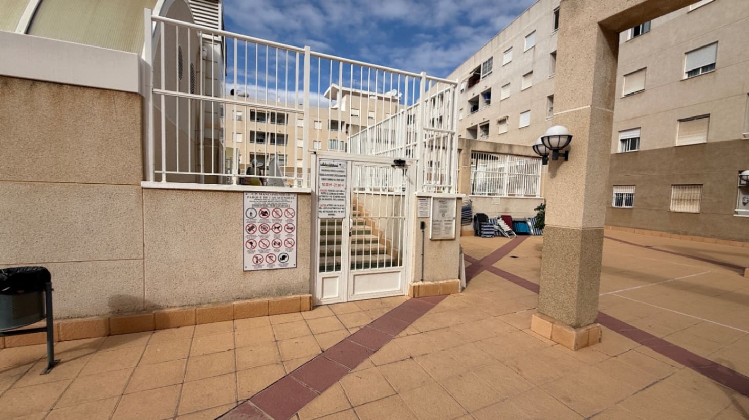 2 sovrum Lägenhet till salu i Torrevieja med pool - 132 000 € (Ref: 9363002)