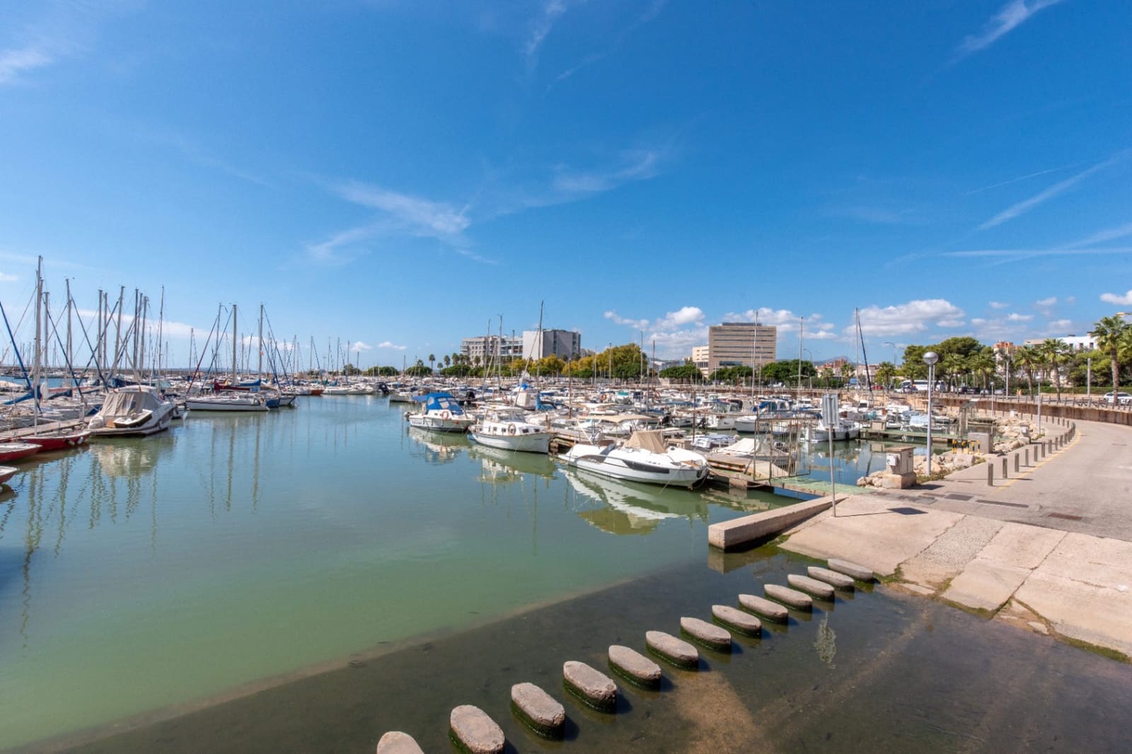 2 sypialnia Apartament przy plaży na sprzedaż w Es Molinar / El Molinar z basenem garażem - 1 140 000 € (Ref: 9510084)