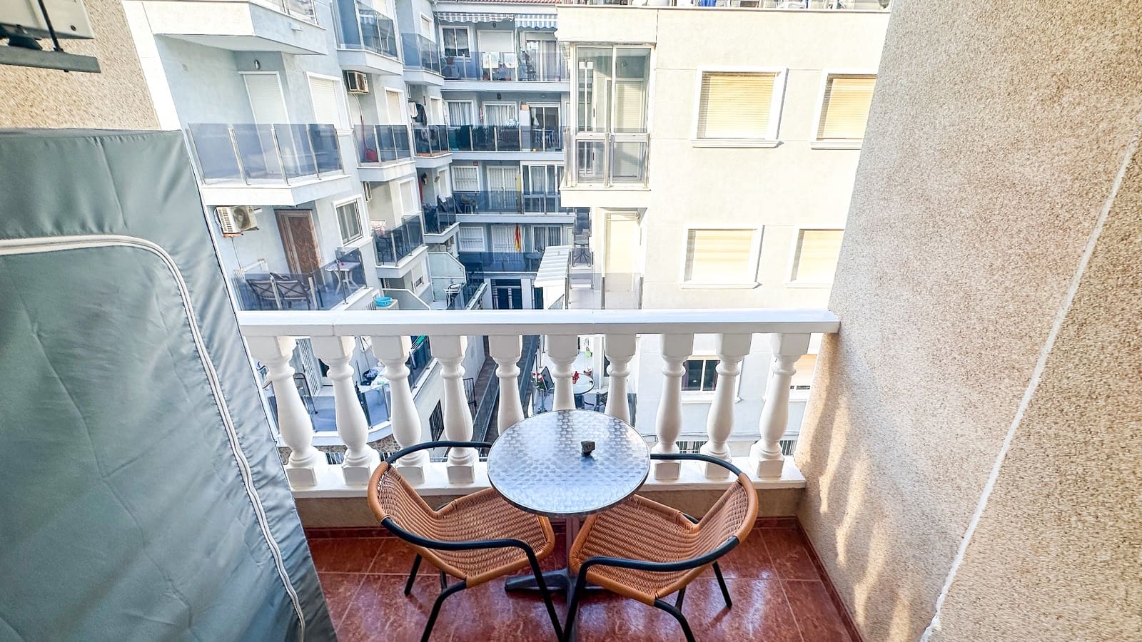 Apartamento de 2 habitaciones en Torrevieja en venta - 125.000 € (Ref: 9521466)