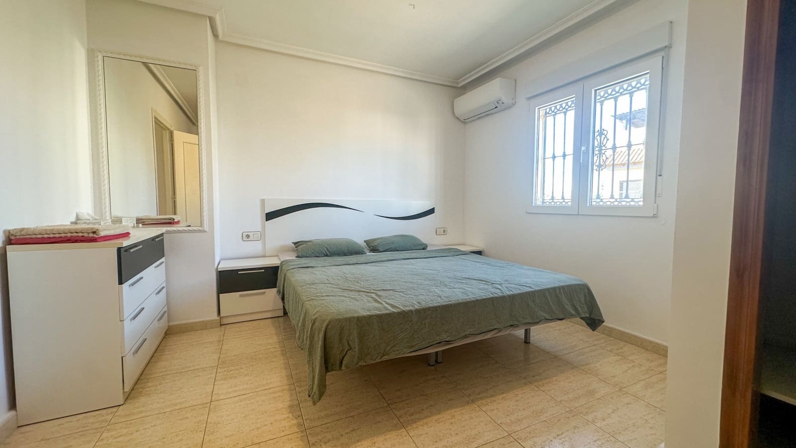 Casa de 2 habitaciones en Torrevieja en venta con piscina garaje - 179.000 € (Ref: 9524784)