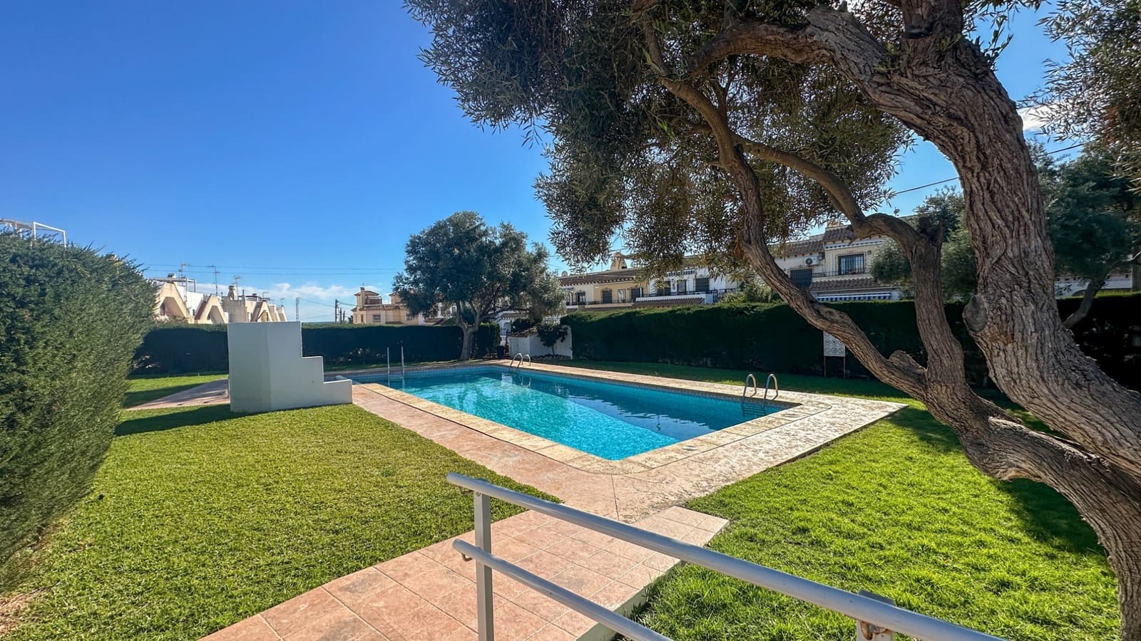 Casa de 2 habitaciones en Torrevieja en venta con piscina garaje - 179.000 € (Ref: 9524784)