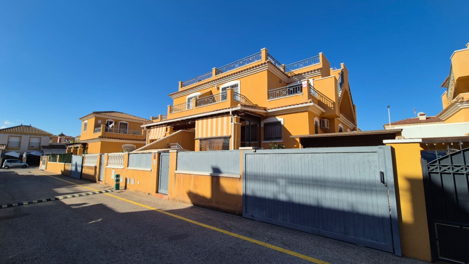 5 soverom Hus til salgs i Torrevieja med svømmebasseng garasje - € 240 000 (Ref: 9528869)
