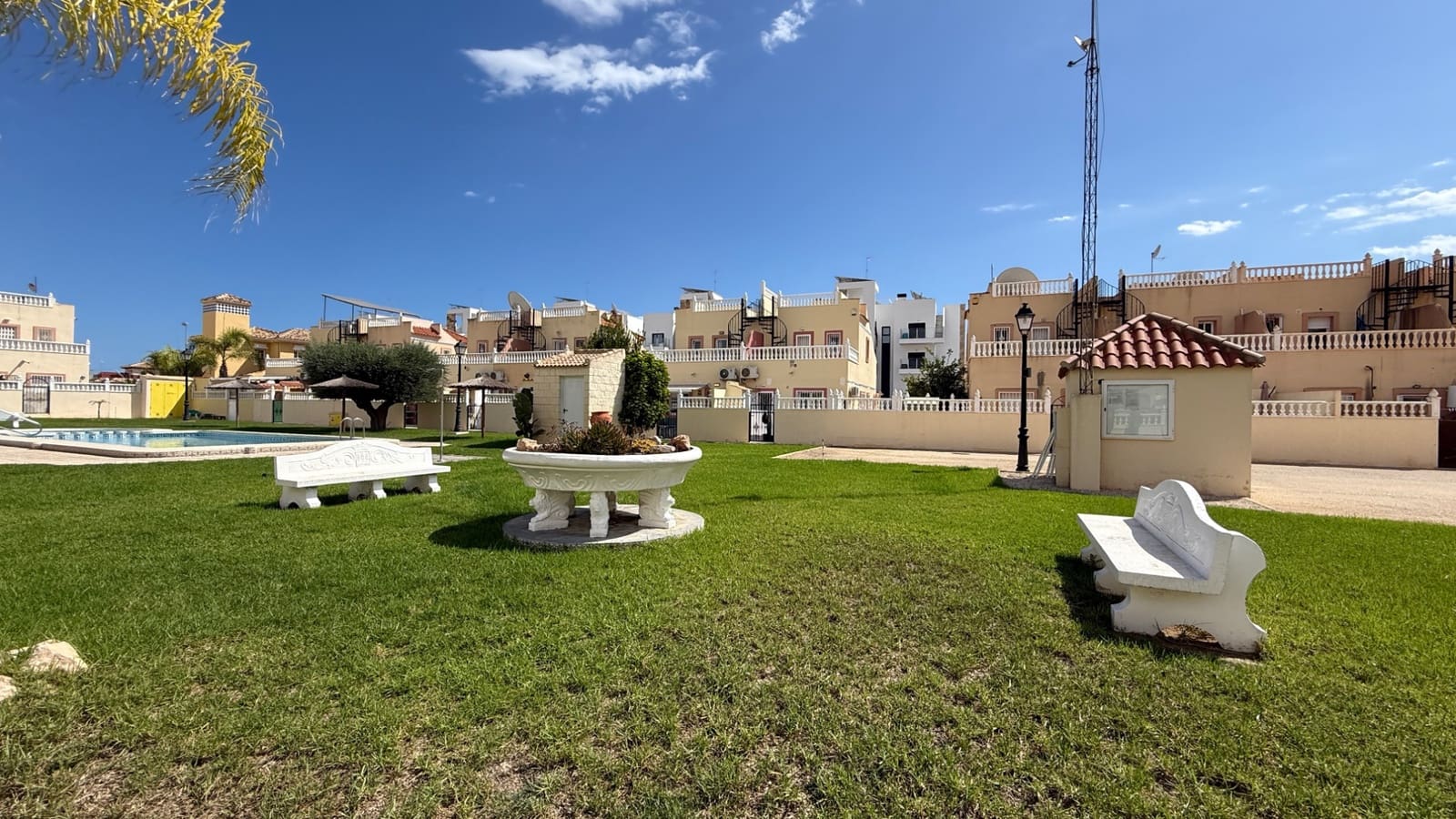 2 soveværelse Byhus til salg i Orihuela Costa med swimmingpool garage - € 205.900 (Ref: 9548931)