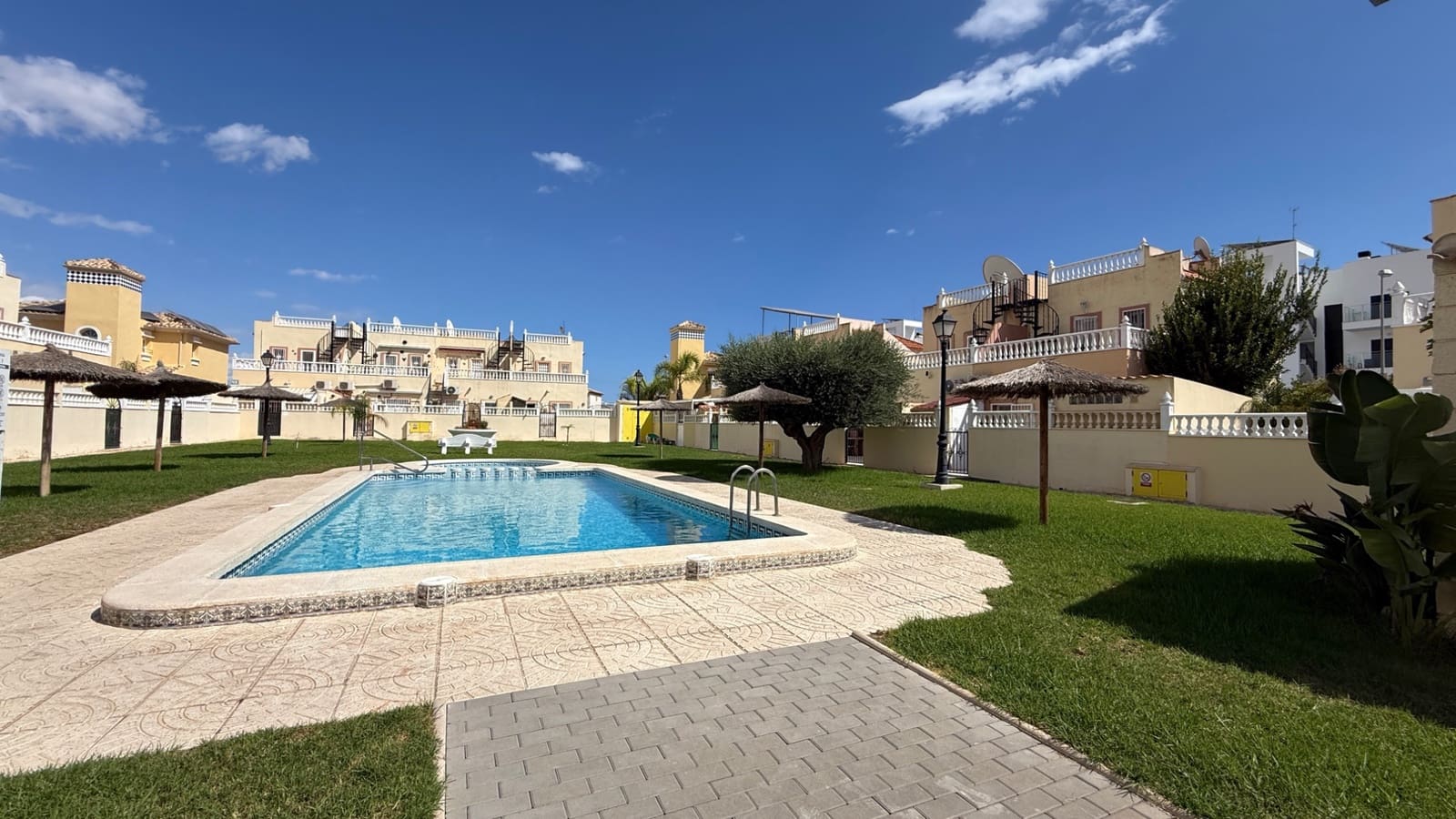 2 soveværelse Byhus til salg i Orihuela Costa med swimmingpool garage - € 205.900 (Ref: 9548931)