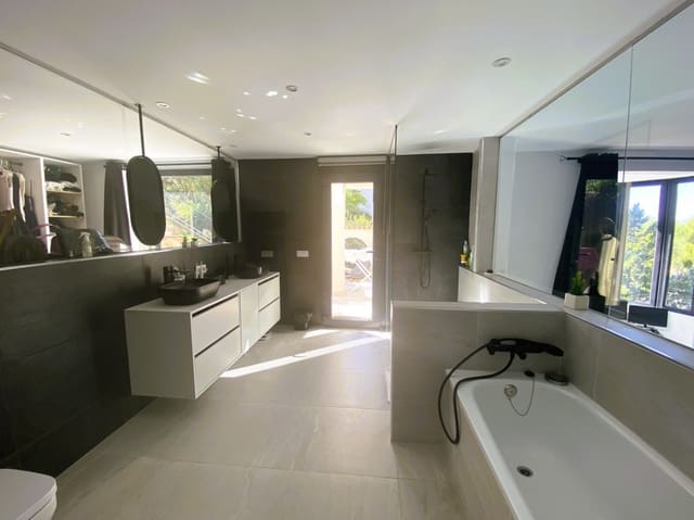 4 sypialnia Willa na sprzedaż w Santa Ponsa, Calvià z basenem garażem - 2 850 000 € (Ref: 9563923)