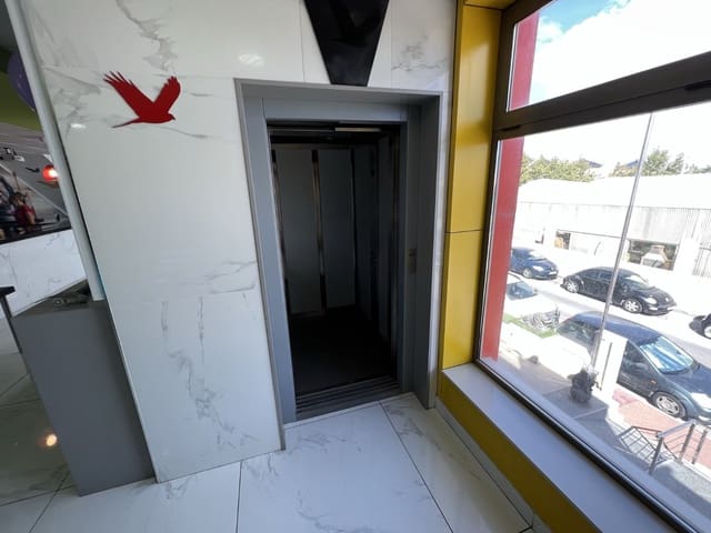 Kommersiell till salu i Torrevieja - 1 000 000 € (Ref: 9580036)