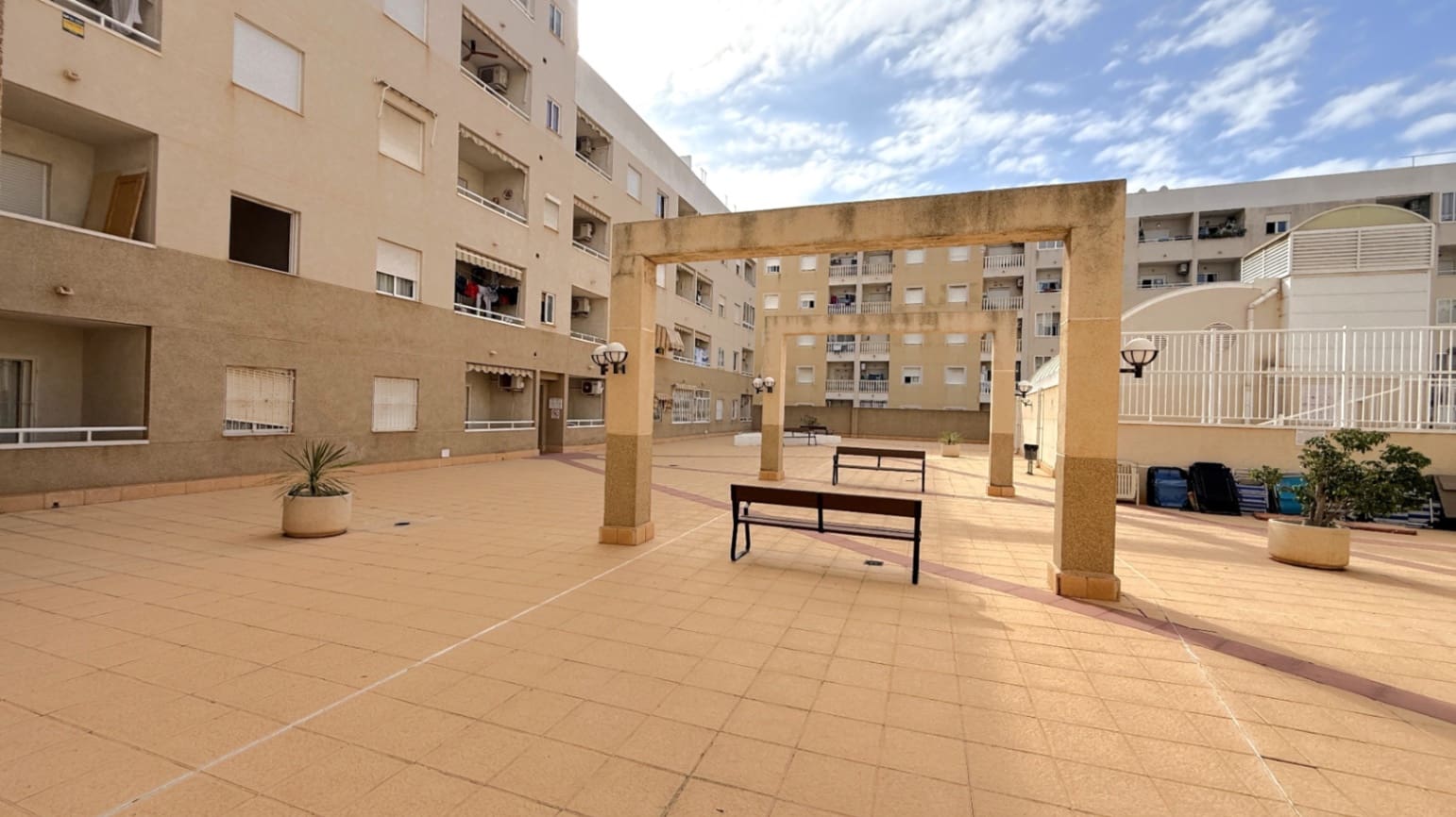 2 slaapkamer Appartement te koop in Torrevieja met zwembad - € 124.000 (Ref: 9583474)