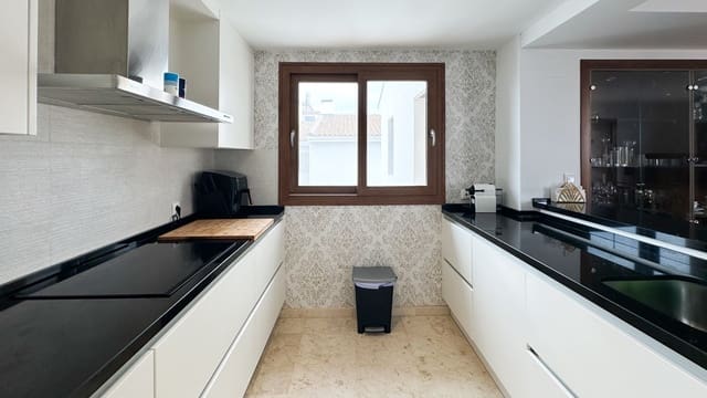 Ático de 2 habitaciones en Punta Prima, Orihuela en venta con piscina garaje - 375.000 € (Ref: 9588276)