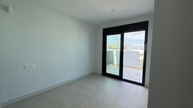 2 soverom Penthouse til salgs i Torrevieja med svømmebasseng garasje - € 305 000 (Ref: 9969011)