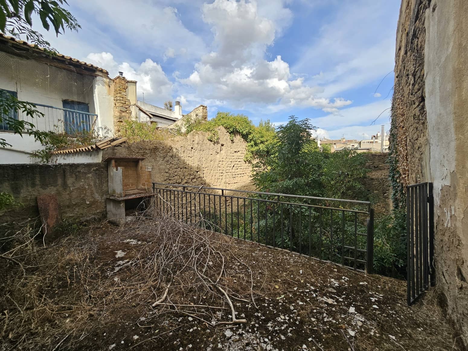 6 bedroom Villa for sale in Sanguesa - € 98,000 (Ref: 10037096)
