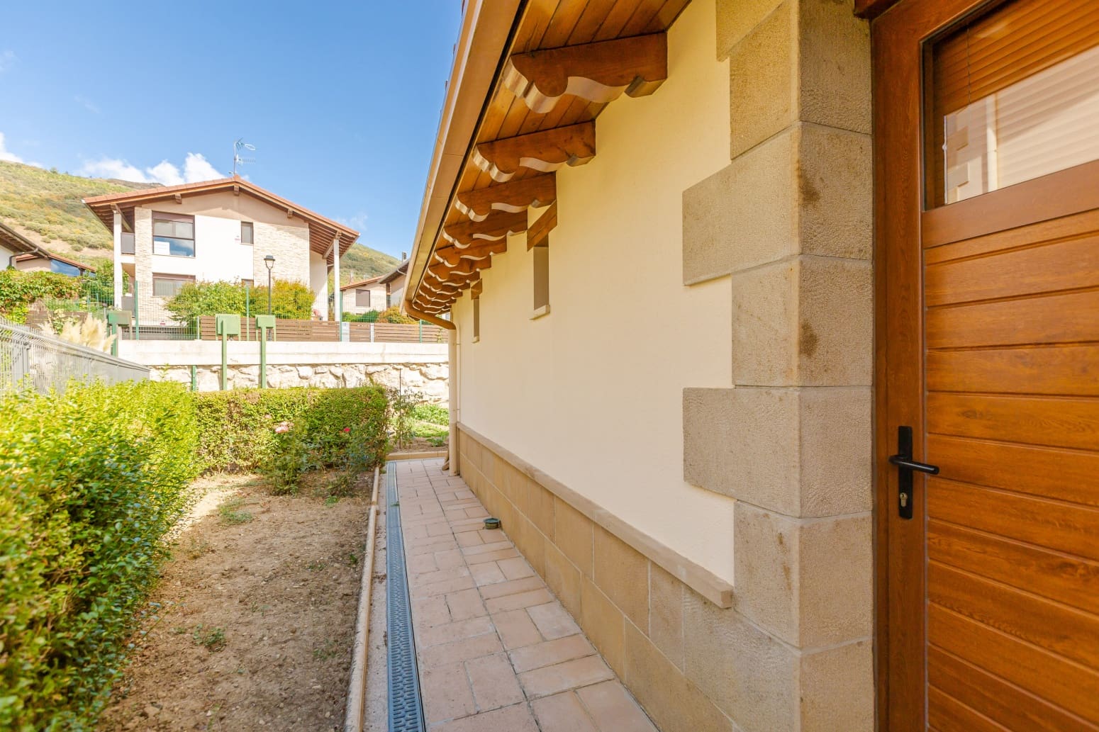 5 sovrum Villa till salu i Aizoain med garage - 691 000 € (Ref: 10075423)