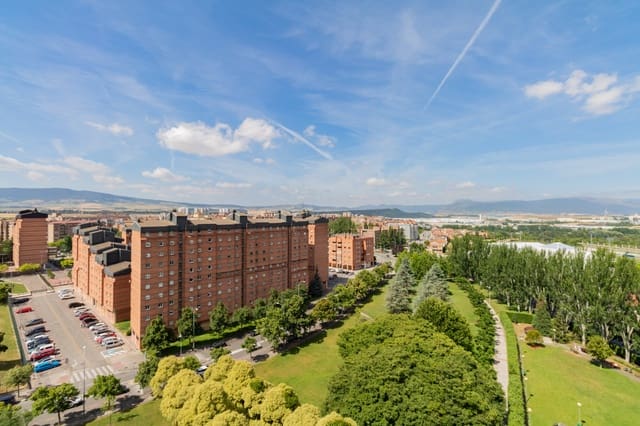 2 bedroom Flat for rent in Pamplona / Iruña with garage - € 1,000 (Ref: 5082432)