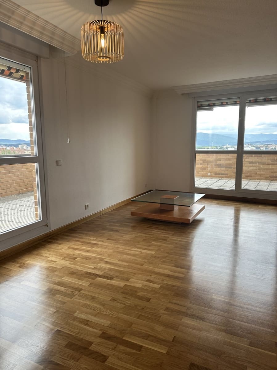 2 soveværelse Lejlighed til leje i Pamplona / Iruna med garage - € 1.000 (Ref: 5082432)