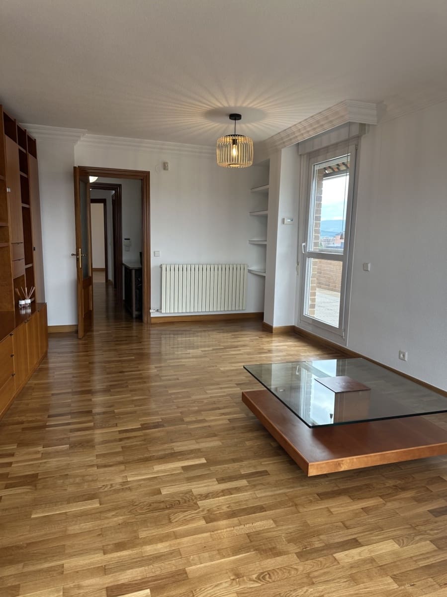 2 soveværelse Lejlighed til leje i Pamplona / Iruna med garage - € 1.000 (Ref: 5082432)