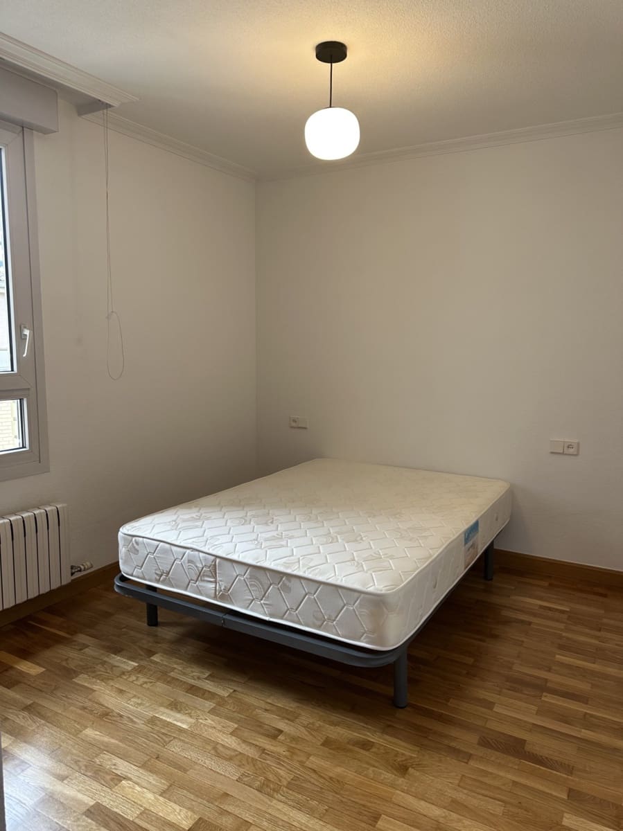 2 soveværelse Lejlighed til leje i Pamplona / Iruna med garage - € 1.000 (Ref: 5082432)