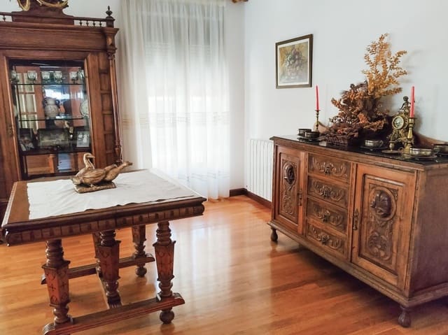 4 bedroom Villa for sale in Murillo el Fruto with garage - € 154,000 (Ref: 6649773)