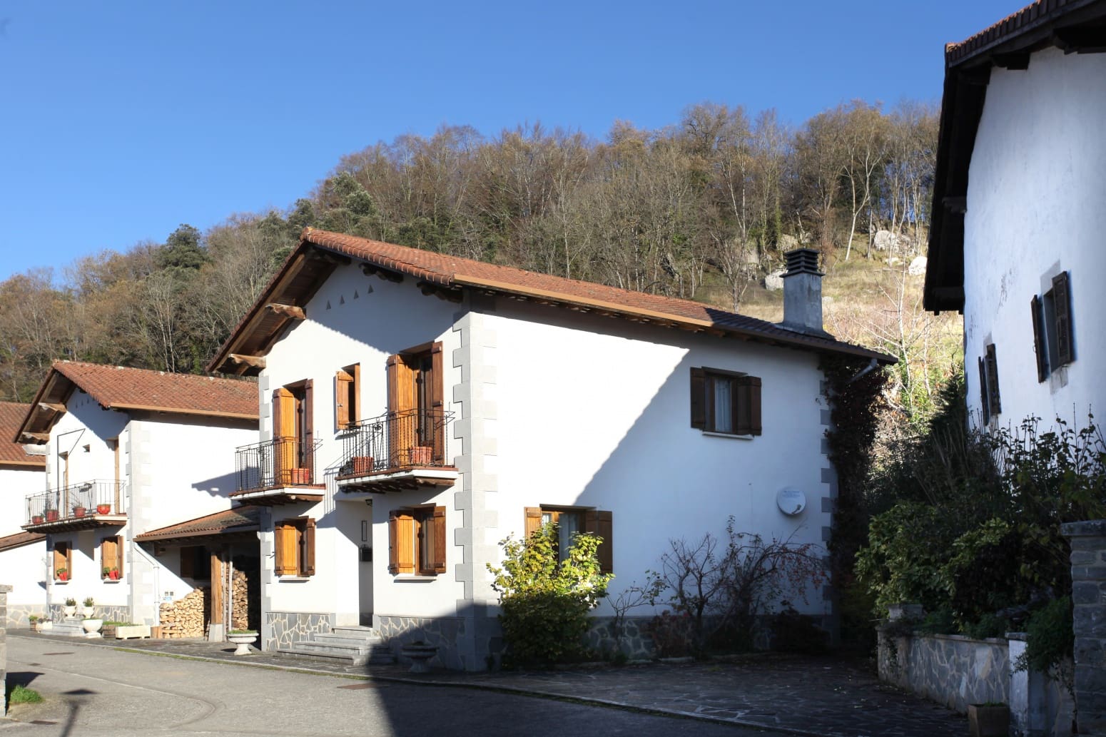 3 bedroom Villa for sale in Basaburua with garage - € 280,000 (Ref: 6652204)