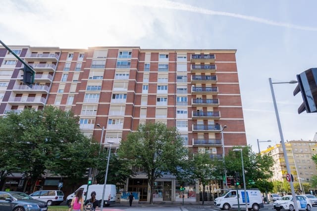 4 quarto Apartamento para arrendar em Pamplon - 1 400 € (Ref: 6932294)