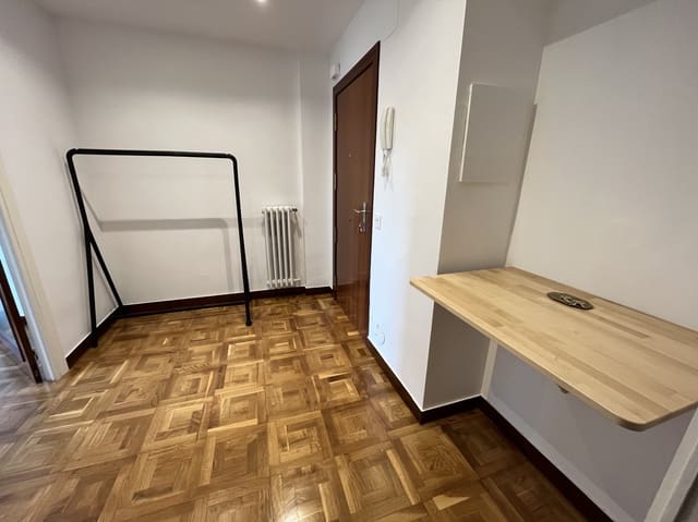 4 quarto Apartamento para arrendar em Pamplon - 1 400 € (Ref: 6932294)