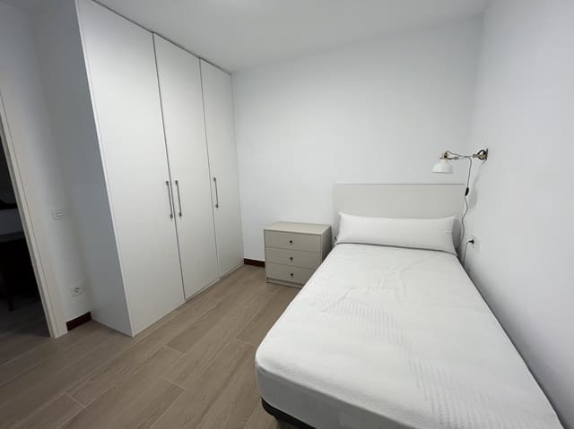 4 quarto Apartamento para arrendar em Pamplon - 1 400 € (Ref: 6932294)