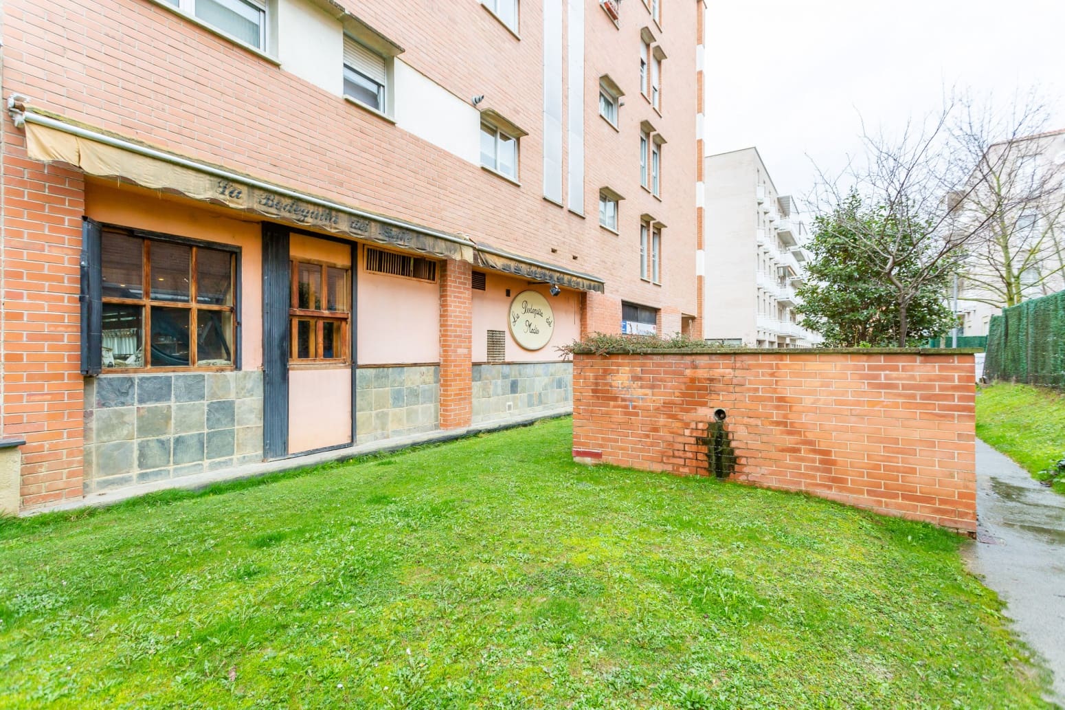 Comercial para venda em Pamplon - 165 000 € (Ref: 7211312)