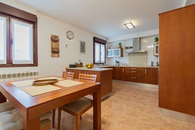 4 soveværelse Villa til salg i Cizur med garage - € 340.000 (Ref: 7530839)