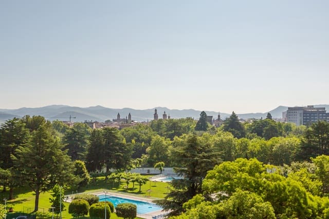 5 bedroom Flat for rent in Pamplona / Iruña - € 1,500 (Ref: 7782691)