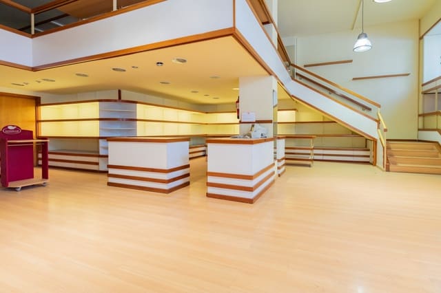 Commercieel te koop in Pamplona - € 380.000 (Ref: 7849925)