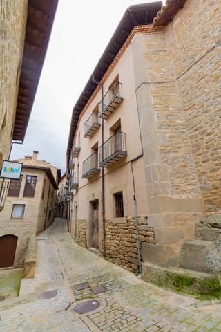 Villa for sale in Sos del Rey Católico - € 270,000 (Ref: 7984391)