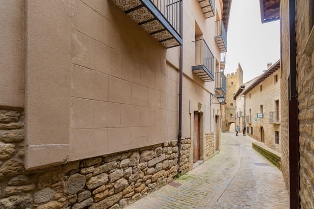 Villa for sale in Sos del Rey Católico - € 270,000 (Ref: 7984391)