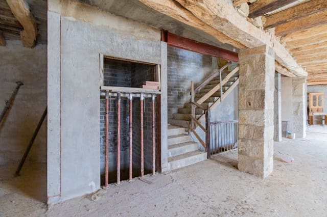 Villa for sale in Sos del Rey Católico - € 270,000 (Ref: 7984391)