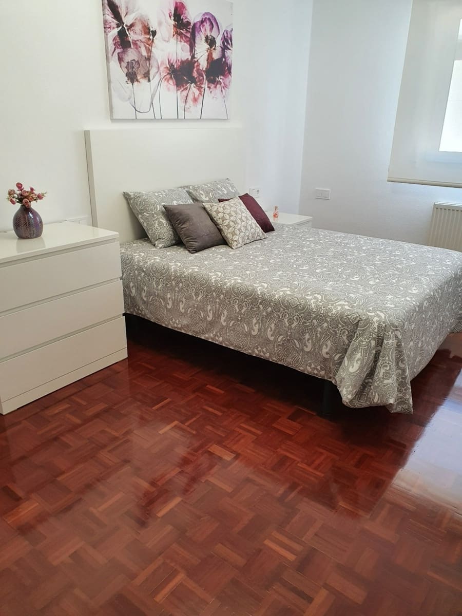 2 soverom Leilighet til leie i Pamplona med garasje - € 815 (Ref: 8348955)