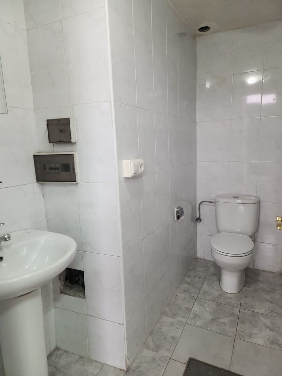 Erhverv til leje i Pamplona / Iruna - € 500 (Ref: 8365650)