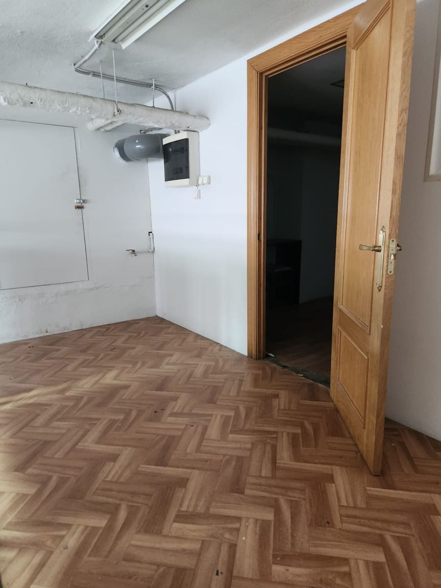 Erhverv til leje i Pamplona / Iruna - € 500 (Ref: 8365650)