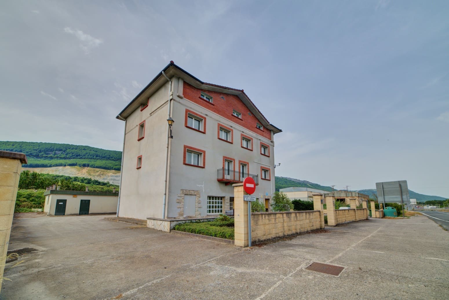 18 bedroom Commercial for sale in Olazti / Olazagutia - € 600,000 (Ref: 8440300)