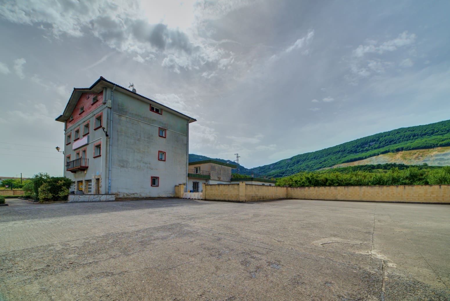 18 bedroom Commercial for sale in Olazti / Olazagutia - € 600,000 (Ref: 8440300)