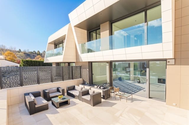 4 soveværelse Villa til salg i Pamplona / Iruña med garage - € 950.000 (Ref: 8682110)