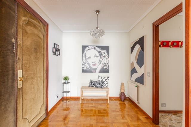 4 bedroom Flat for sale in Pamplona / Iruña with garage - € 384,000 (Ref: 9142701)