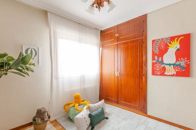 4 bedroom Flat for sale in Pamplona / Iruña with garage - € 384,000 (Ref: 9142701)