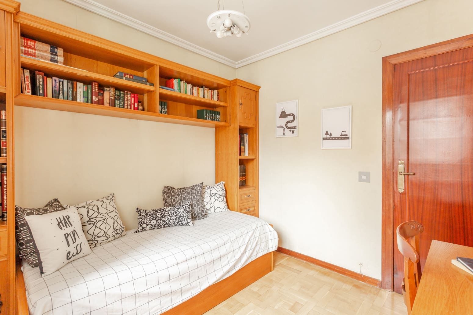 4 bedroom Flat for sale in Pamplona / Iruna with garage - € 384,000 (Ref: 9142701)